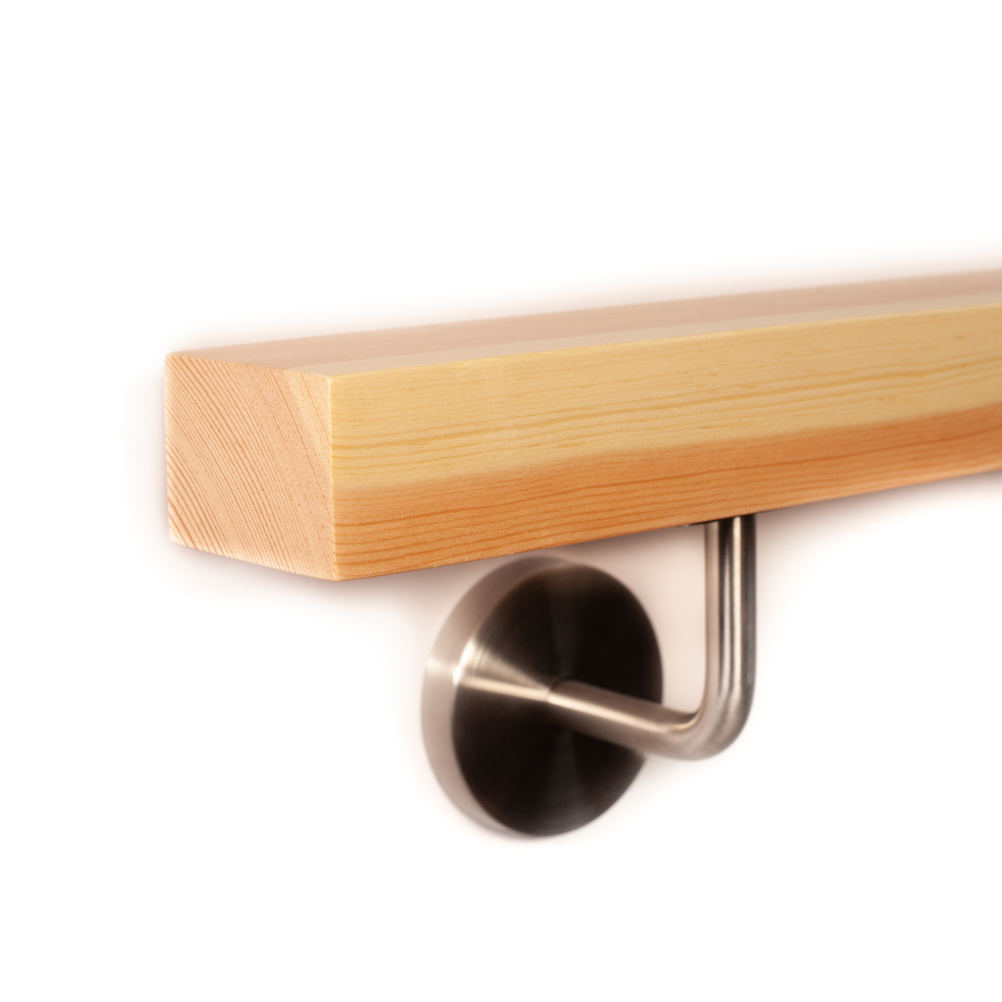 Pasamanos rectangular de pino con extremo recto y soporte de acero inoxidable, perfil rectangular de cantos vivos en detalle