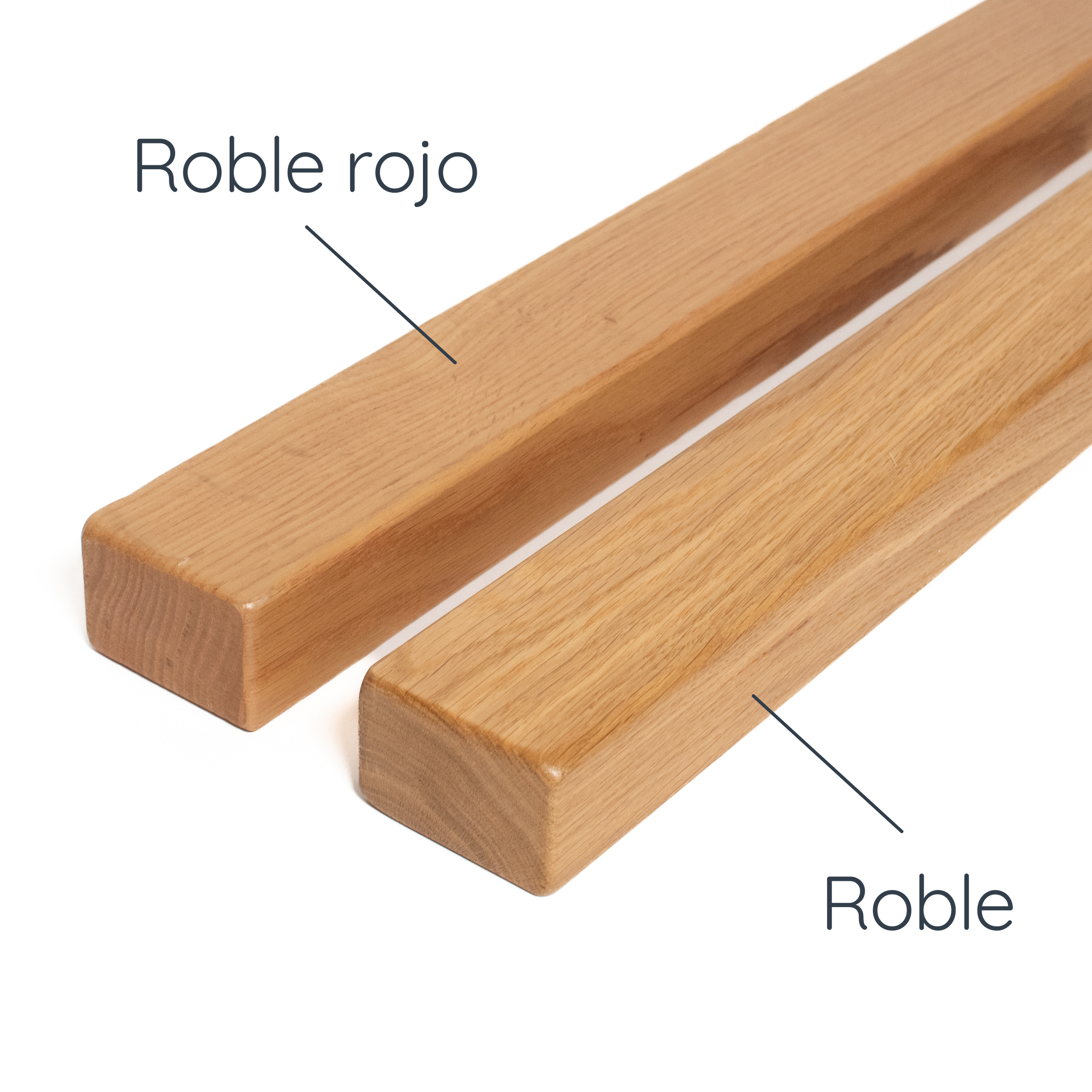 Comparación de pasamanos cuadrados de roble rojo y roble: dos listones con cantos redondeados y rótulo de cada madera