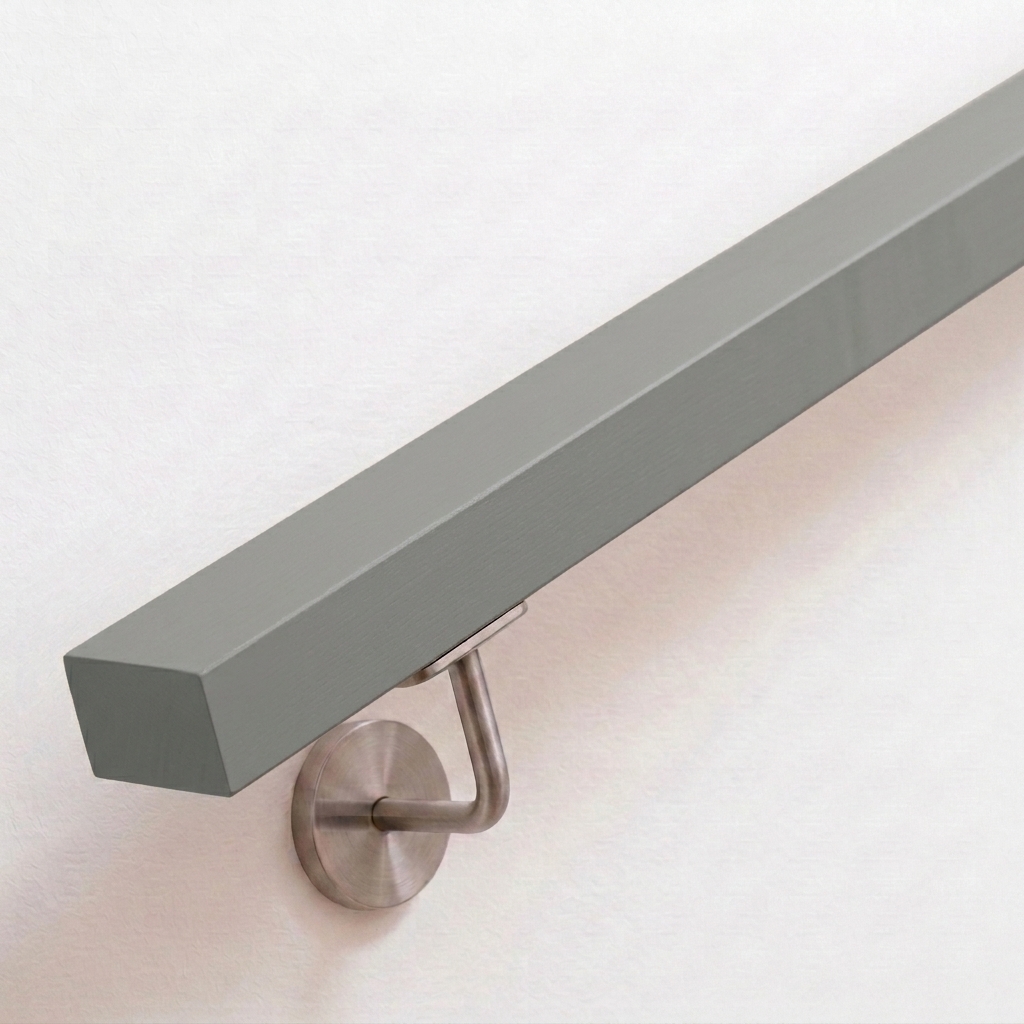 Pasamanos rectangular gris de haya lacado con soporte de acero inoxidable en pared blanca, extremo recto, vista desde arriba