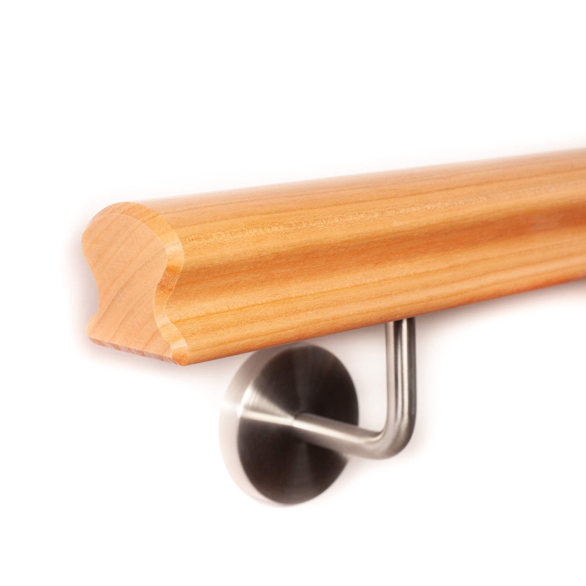 Pasamanos Omega de cerezo con extremo biselado y soporte redondo de acero inoxidable, recortado en madera rojiza sobre blanco