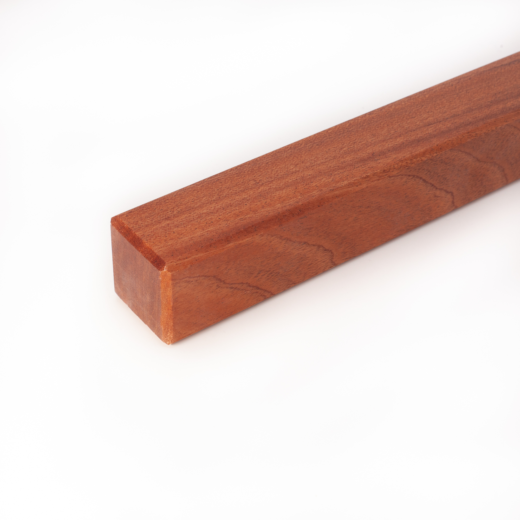 Pasamanos cuadrado de caoba con extremo biselado, recortado, madera marrón rojiza con veteado, vista oblicua frontal