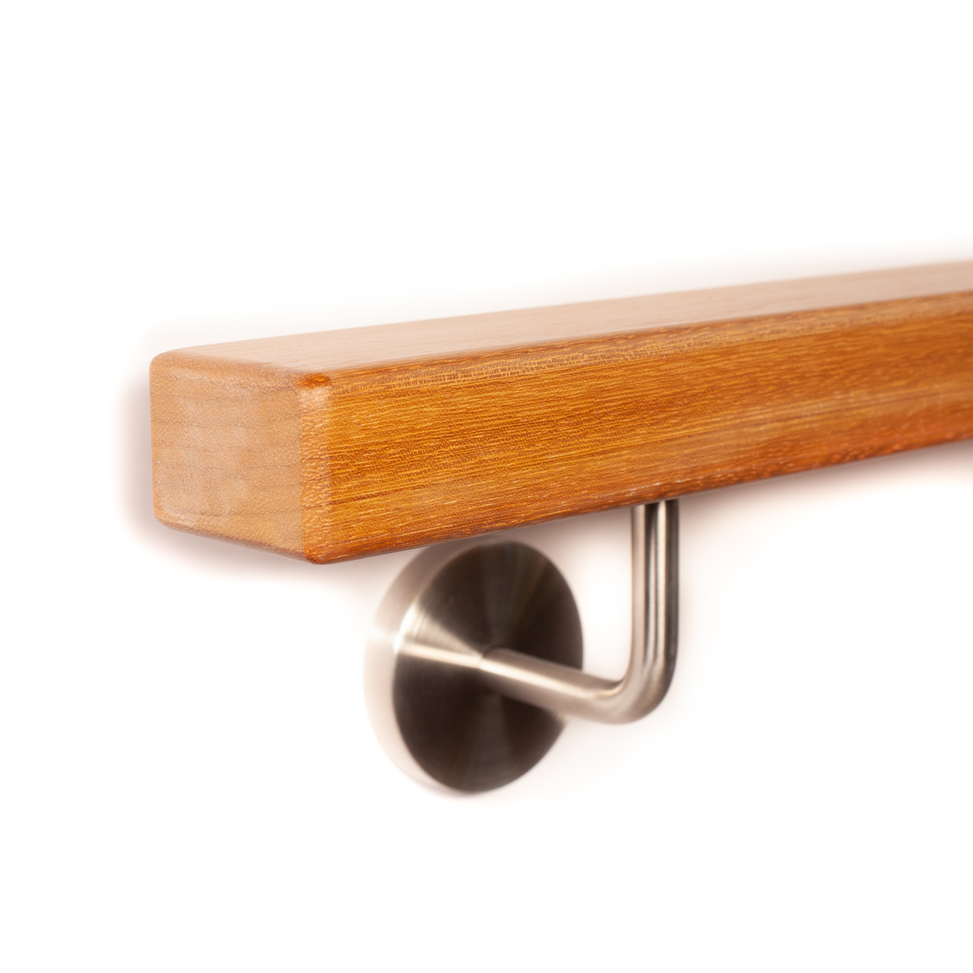 Pasamanos rectangular de iroko con cantos redondeados en el extremo y soporte de acero inoxidable, sobre fondo blanco
