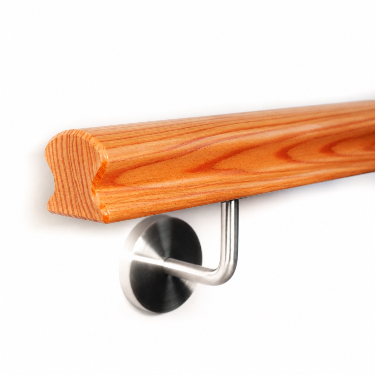 Pasamanos Omega de alerce con soporte de acero inoxidable, perfil Omega con ranura de agarre lateral y veteado rojizo intenso