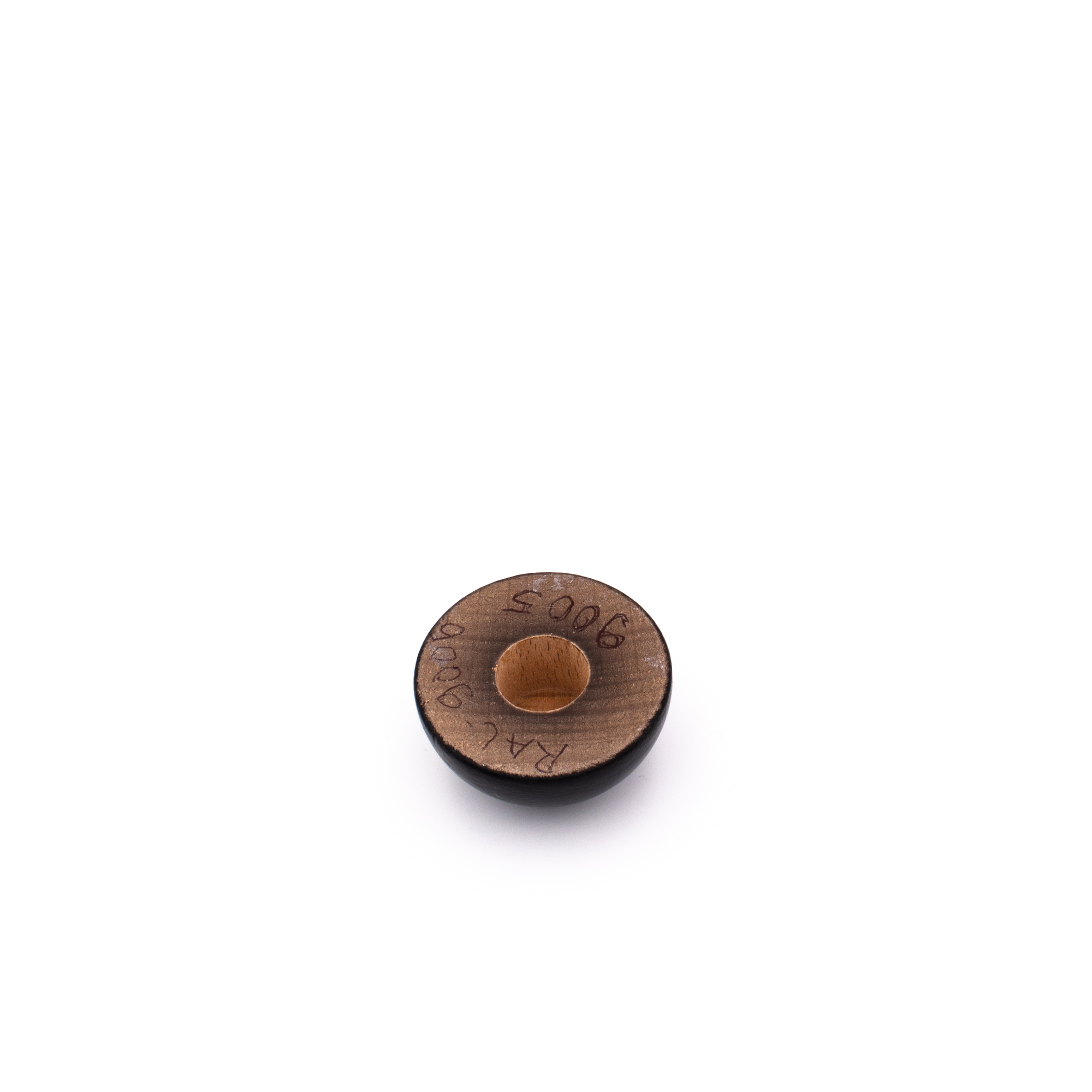 Remate de haya lacado en negro RAL 9005, parte trasera con taladro para pasamanos de madera de Ø 40 a 50 mm, fondo blanco